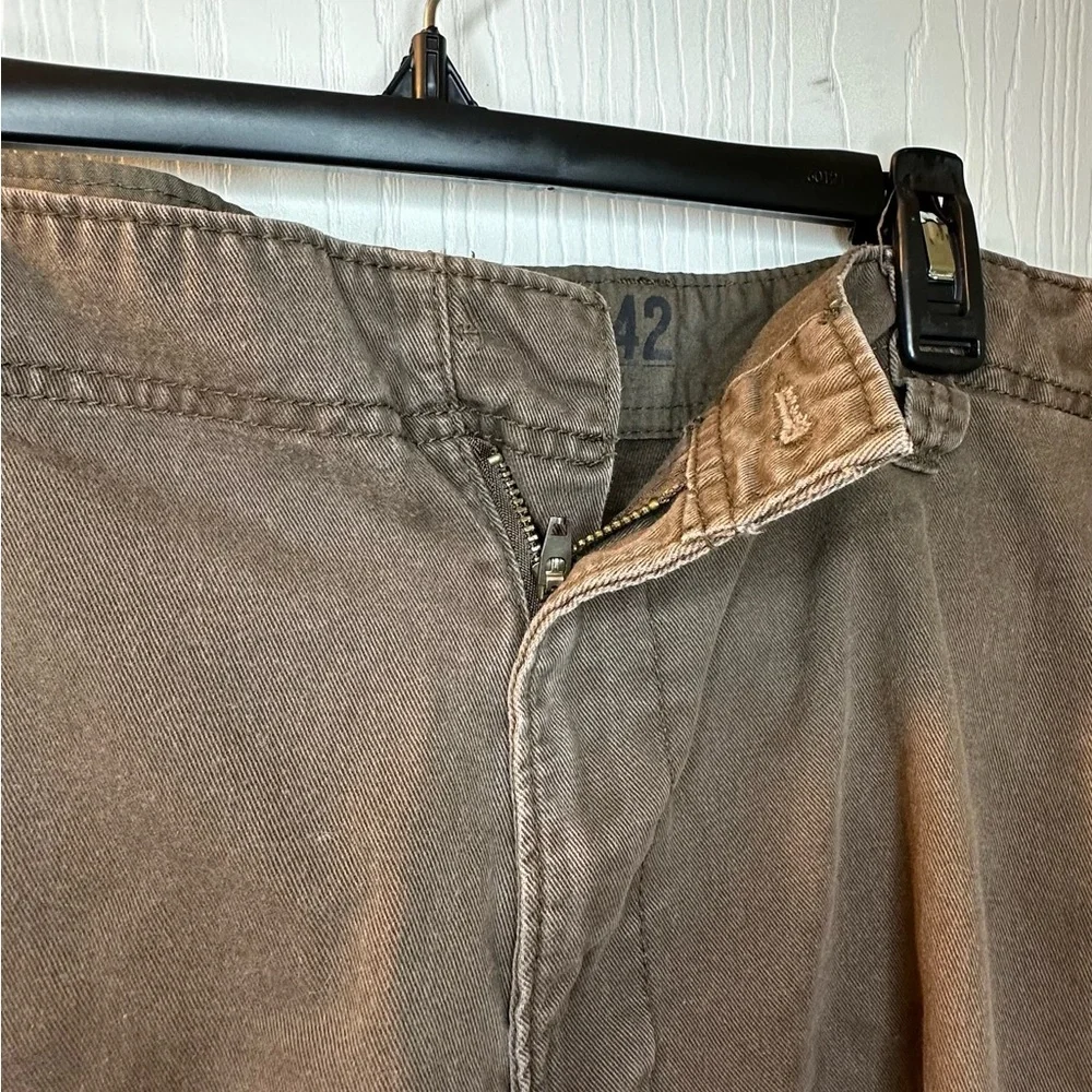 Old Navy brown‎ cargo shorts men’s 42 - button missing Inseam 10”